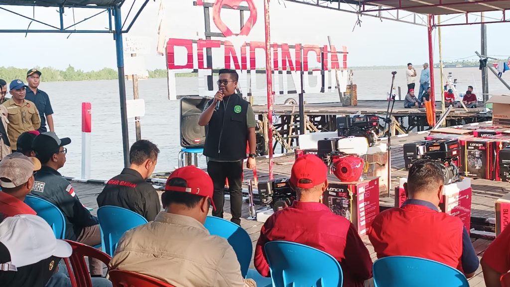 14003cb9-91c1-414a-96bc-d3ea9010d85a-1024x577 TINGKATKAN EKONOMI NELAYAN PESISIR , RENDI SOLIHIN SERAHKAN PULUHAN MESIN KAPAL