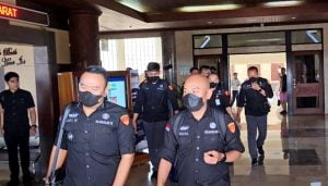 1691407185053-kejagung_geledah_1-300x171 KANTOR BUPATI KUBAR DIGELEDAH