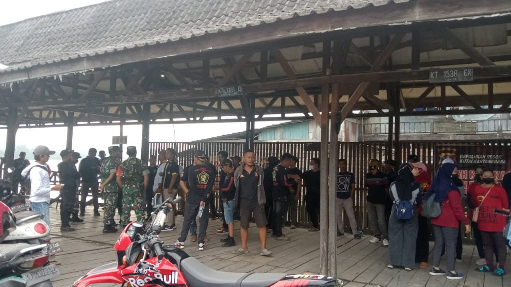 54af3dd5-f755-4d45-bdec-2a98b51a1831-1024x576 KARYAWAN PT . KAPR DI BANTU PERKUMPULAN ADAT RKB BLOKIR DERMAGA PENYEBERANG DI DESA LOA DURI ULU