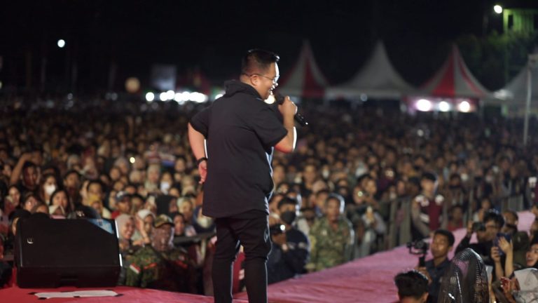 Rendi Solihin di tengah ribuan masyarakat Muara Jawa