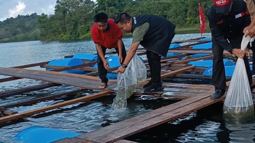 IMG-20230825-WA0004-1024x576 KOMUNITAS PERIKANAN SANGA -SANGA ANTUSIAS SAMBUT KEDATANGAN WABUP RENDI SOLIHIN