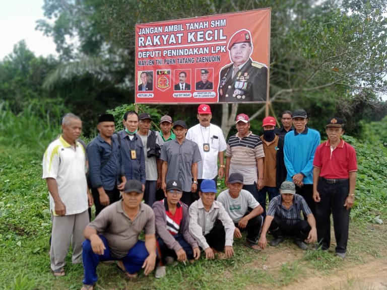 Masyarakat bersama kuasa berpoto setelah memasang papan peringatan