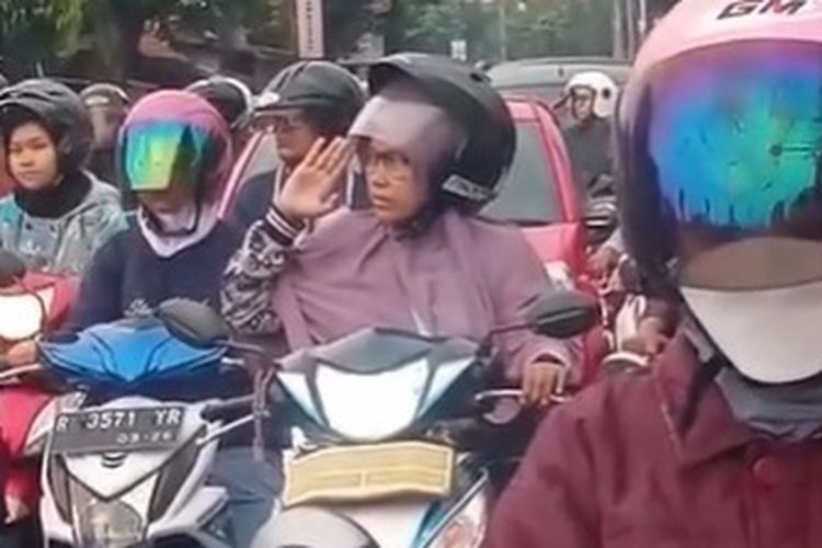 NASIONALISME SEJATI  EMAK – EMAK PENGENDARA MOTOR