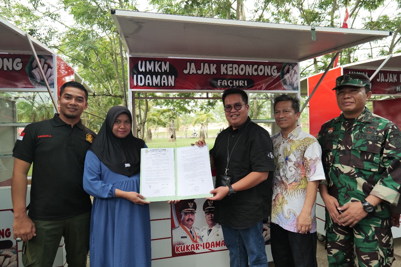 42 Pedagang Jajak Keroncong di Teluk Dalam , Dapat Bantuan Rombong Dari Wakil Bupati Kukar