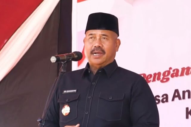 Bupati Kukar Edi Damansyah Lantik Kades Antar Waktu Desa Kota Bangun Seberang