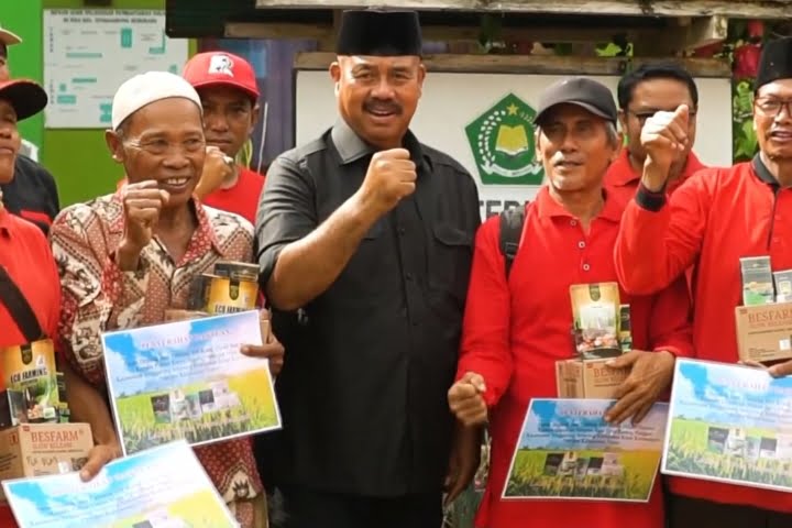 Bupati Kukar Serahkan Bantuan Motor Viar Angkutan Sampah Di 11 Desa Marangkayu
