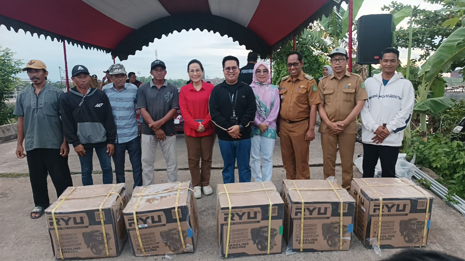 Serahkan Mesin Ketinting Untuk Masyarakat Muara Wis ,  Rendi : Bagian Komitmen Program Bhakti Kukar Idaman