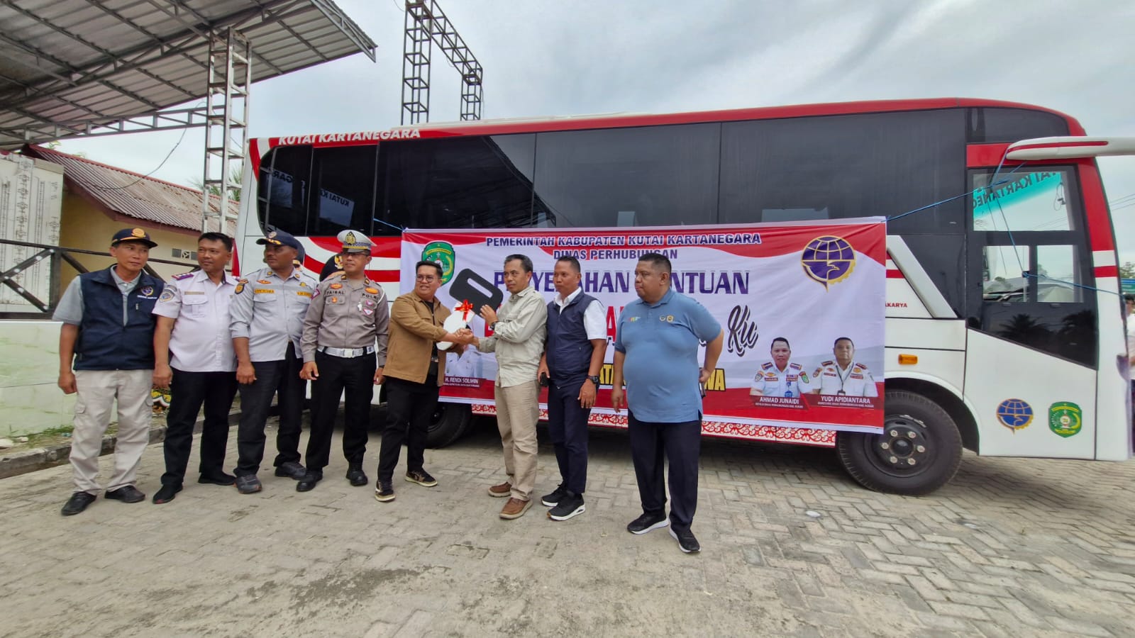 Rendi Solihin Serahkan Bantuan Bus Sekolah Untuk Pelajar Kecamatan Muara Jawa