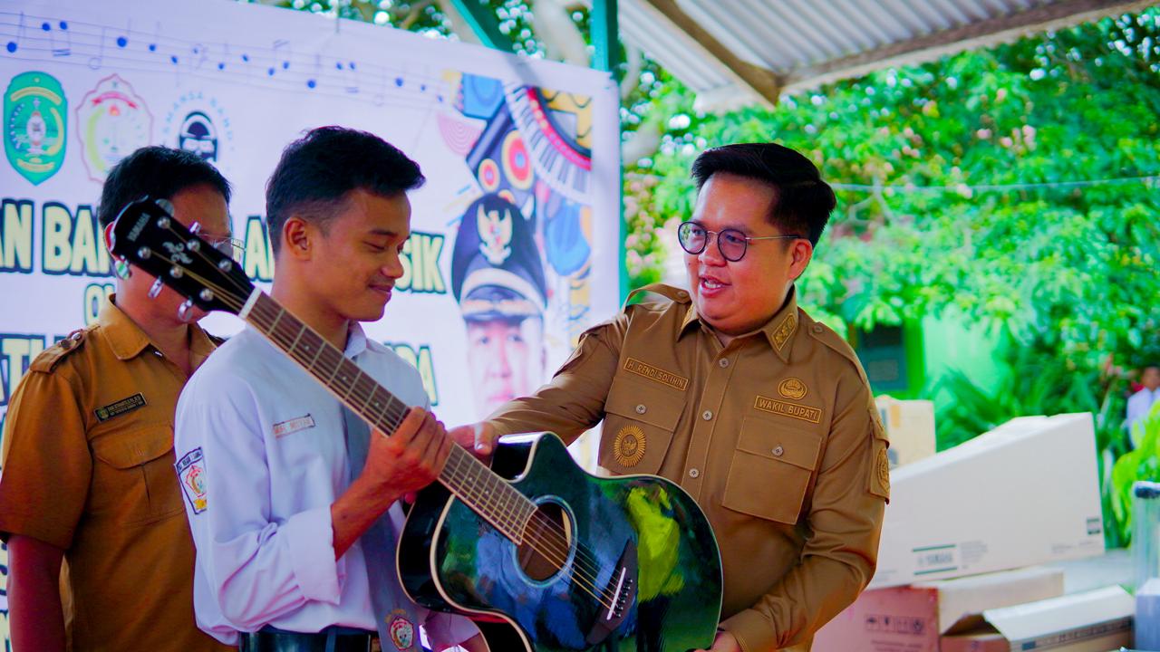 Serahkan Alat Musik , Bentuk Komitmen Wabup Rendi Solihin Mendukung Kreativitas Anak Muda dan Pelajar Samboja