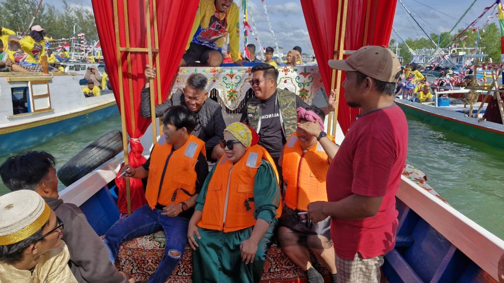 Rendi Solihin Takjub  Saksikan Kemeriahan Pesta Laut Meski Harus Terkena Lemparan Air Belimbur
