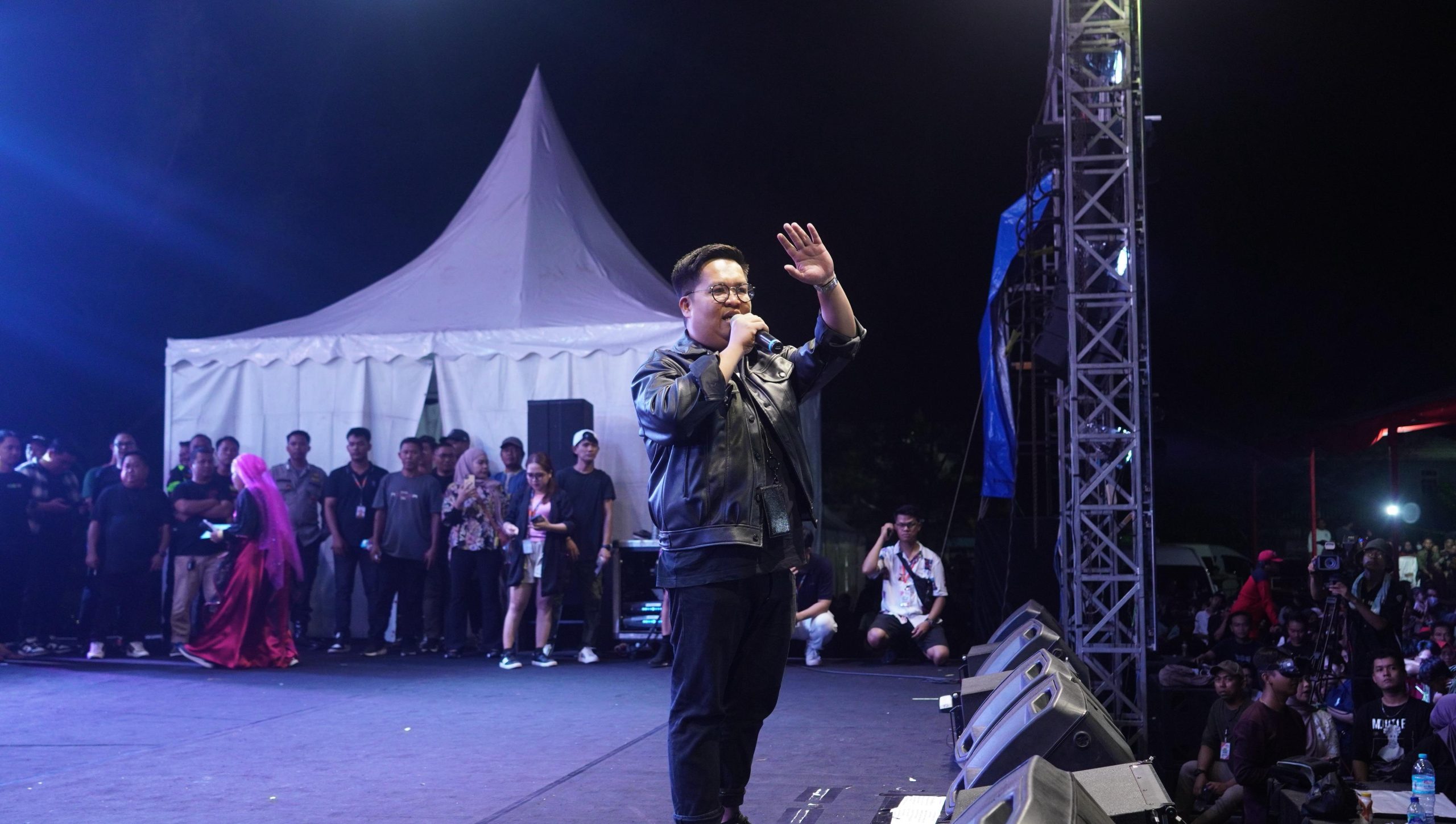 Rendi Solihin Bagi-bagi Hadiah  Hingga Jaket Pribadi Melayang untuk Pengunjung , Pada Malam Puncak Pesta Laut 2024