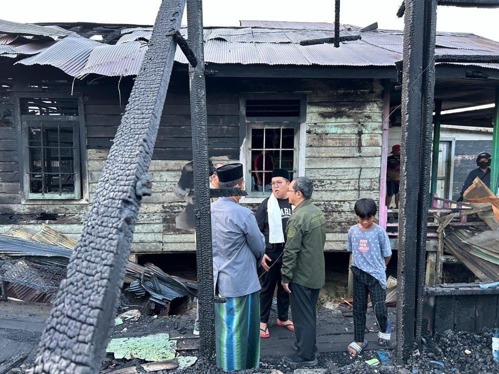 Rendi Solihin Salurkan Bantuan dan Dukungan Moril Kepada Warga Korban Kebakaran di Pal 05 Tenggarong