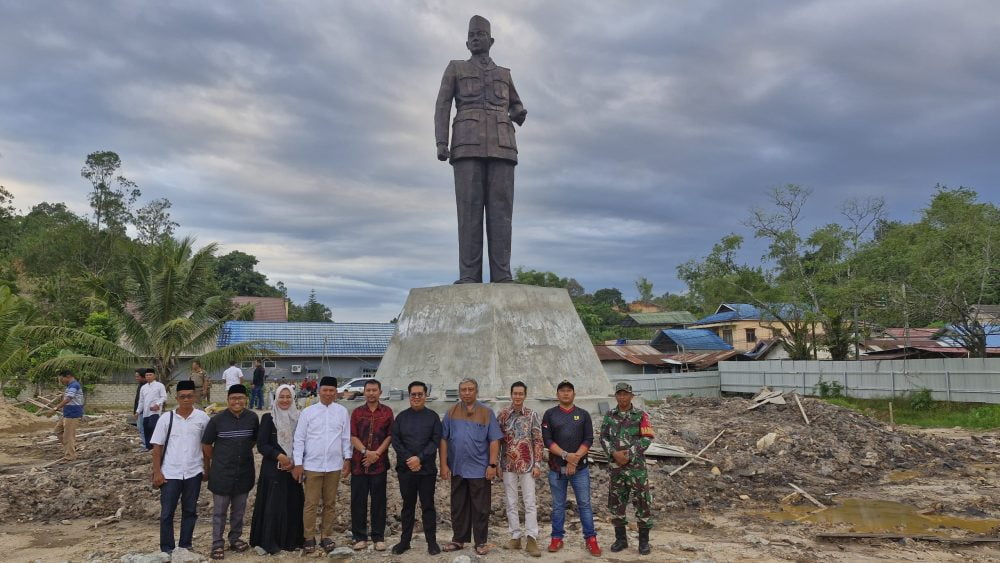 Safari Ramadhan di Sangasanga, Rendi Solihin Sempatkan Diri ke Monumen Patung Bung Karno