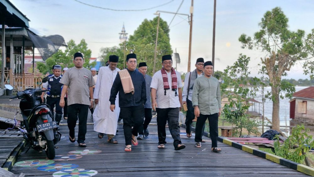 Safari Ramadan ke Desa Pela, Wabup Rendi Solihin Takjub Disambut Penampakan Pesut Mahakam
