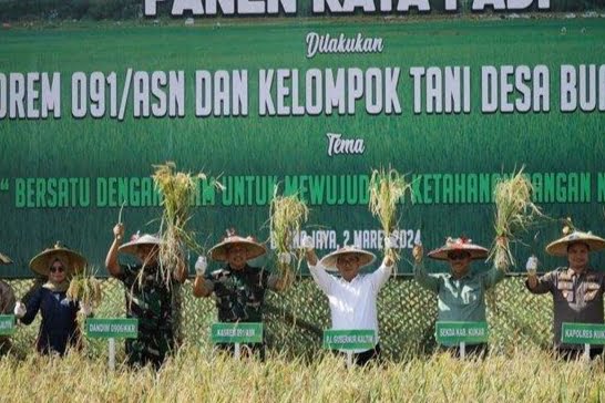 Sekda Kukar Sunggono Dampingi Pj. Gubernur Kaltim Akmal Malik Panen Raya di Desa Buana Jaya Tenggarong