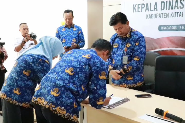 Kusnandar Resmi Jabat Pelaksana Tugas ( Plt ) Kadis Kesehatan Gantikan Martina Yulianti