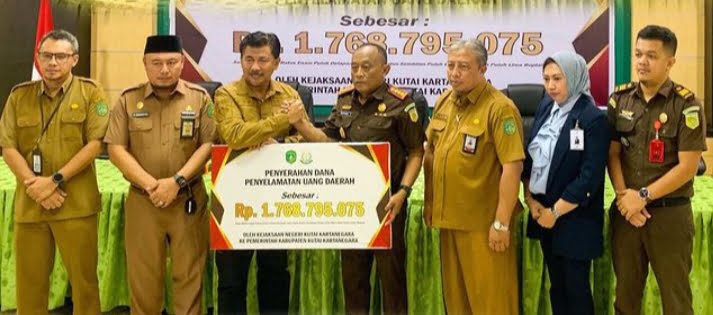 Sekda Kukar  Terima Penyerahan  Penyelamatan Uang Negara dari Kejari Kukar